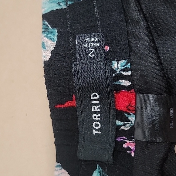 Torrid, Size 2 (2X, 18-20) 5 Inch Gauze High-Rise Short, Black with Pink Floral - Picture 3 of 13